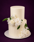 Tarta de Boda Clásica con Rayas y Flores Naturales