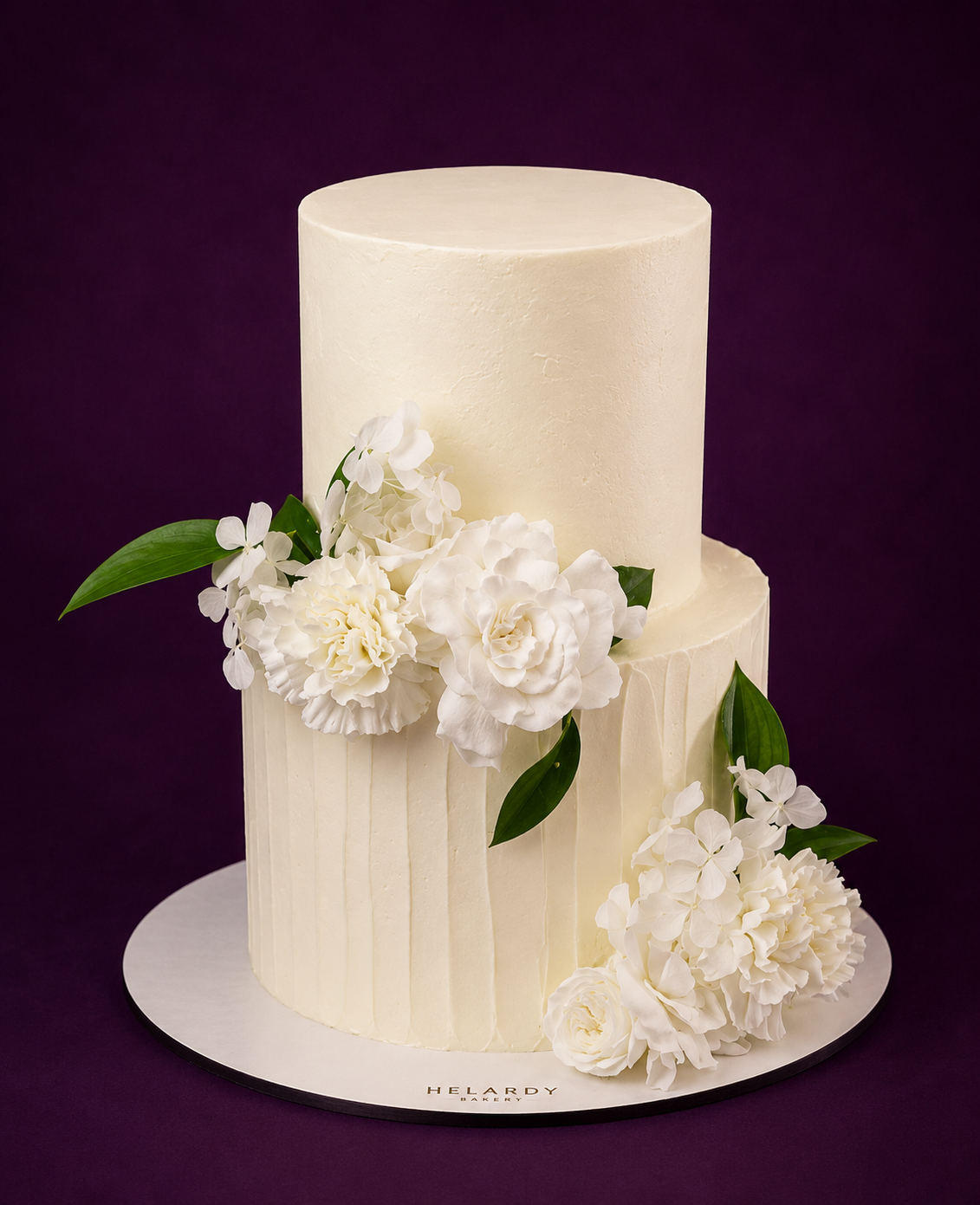 Tarta de Boda Clásica con Rayas y Flores Naturales