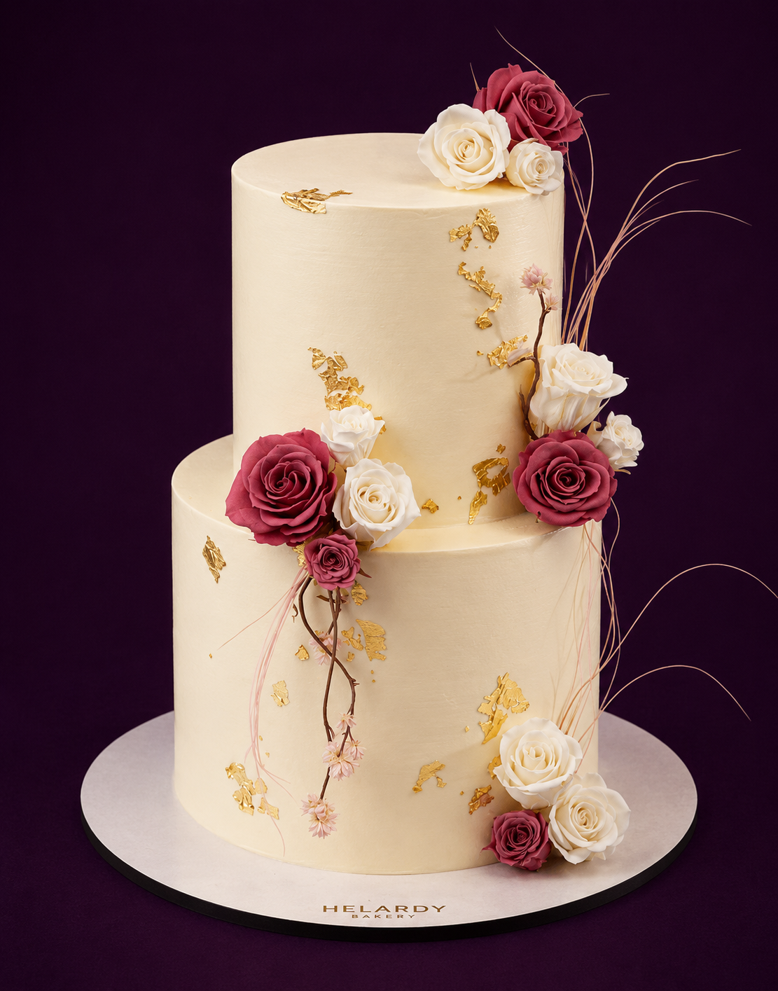 Tarta de Boda con Detalles en Oro y Rosas